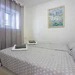 500 Meter Mit Pool Apartment