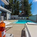 500 Meter Mit Pool Apartment