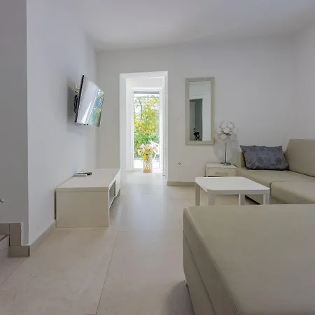 500 Meter Mit Pool Apartment *