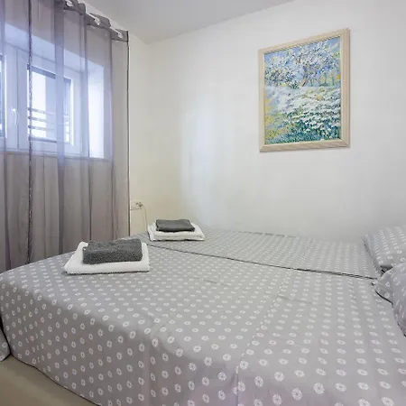 500 Meter Mit Pool Apartment