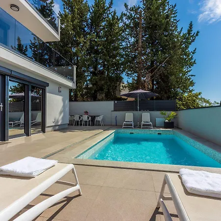 500 Meter Mit Pool Apartment