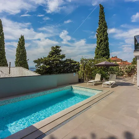 500 Meter Mit Pool Apartment