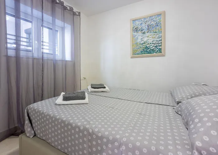 500 Meter Mit Pool Apartman